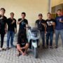 IW (49), warga Kecamatan Kuta Alam, Banda Aceh ditangkap usai mencuri satu unit motor Lexi putih bernopol BL-5733-AAF di Asrama TNI-AD Kuta Alam, Jum'at pagi (16/5/2025). (Foto: Dok. Polresta Banda Aceh)