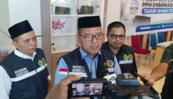 Ketua PPIH Embarkasi Haji Aceh 1446H/2025M, yang juga Kakanwil Kemenag Aceh Azhari memberikan keterangan pada konferensi di Media Center Haji PPIH Embarkasi Aceh, Jum'at siang (16/5). (Foto: For Infoaceh.net)