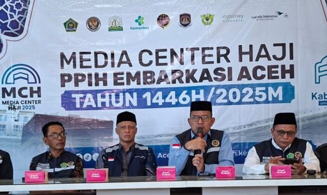 Ketua PPIH Embarkasi Aceh, Azhari, pada konferensi pers di Media Center Haji, Asrama Haji Banda Aceh, Jum'at siang (16/5)