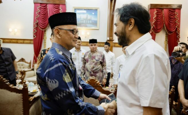 Gubernur Aceh Muzakir Manaf menyambut Kepala BP Haji RI KH Mochamad Irfan Yusuf di Meuligoe Gubernur, Jum’at (16/5)