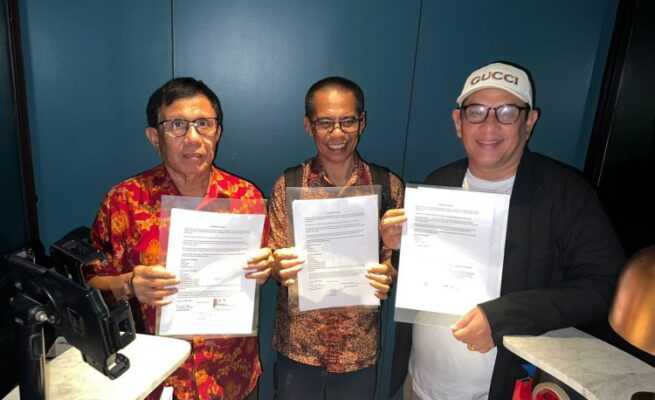 Ketua Umum PWI hasil Kongres Bandung, Hendry Ch Bangun (kiri) dan Ketua Umum PWI hasil KLB Zulmansyah Sekedang (kanan) serta anggota Dewan Pers Dahlan Dahi foto bersama usai penandatanganan 'Kesepakatan Jakarta', Jum'at tengah malam, 16 Mei 2025 di Jakarta. (Foto: Ist)