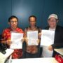 Ketua Umum PWI hasil Kongres Bandung, Hendry Ch Bangun (kiri) dan Ketua Umum PWI hasil KLB Zulmansyah Sekedang (kanan) serta anggota Dewan Pers Dahlan Dahi foto bersama usai penandatanganan 'Kesepakatan Jakarta', Jum'at tengah malam, 16 Mei 2025 di Jakarta. (Foto: Ist)