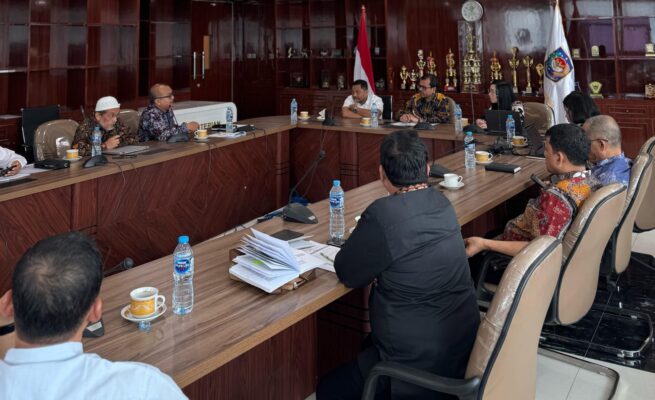 Asisten Pemerintahan, Keistimewaan Aceh dan Kesejahteraan Rakyat Sekda Aceh Azwardi Abdullah memimpin rapat di kantor Kemendagri Jakarta, Jum'at (16/5)