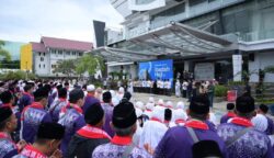 Lantunan Talbiyah merdu menggema di halaman Balai Kota saat Wali Kota Banda Aceh Illiza Sa’aduddin Djamal melepas Jamaah Calon Haji Kloter 1 asal Banda Aceh, Sabtu (17/5)
