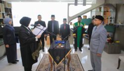 Wali Kota Banda Aceh Illiza Sa’aduddin Djamal melantik Pj Sekda Kota Banda Aceh Jalaluddin, Jum'at (16/5), di balai kota.