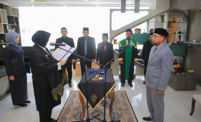 Wali Kota Banda Aceh Illiza Sa’aduddin Djamal melantik Pj Sekda Kota Banda Aceh Jalaluddin, Jum'at (16/5), di balai kota.