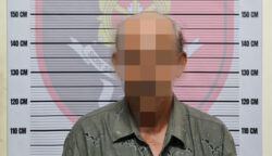Satreskrim Polres Aceh Selatan bersama Polsek Labuhanhaji Barat menangkap seorang kakek berinisial D (60) yang diduga melakukan tindak pidana pemerkosaan terhadap dua anak di bawah umur. (Foto: Dok. Polres Aceh Selatan)