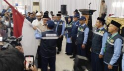 Kepala BP Haji KH Mochamad Irfan Yusuf (Gus Irfan) didampingi Gubernur Aceh Muzakir Manaf atau Mualem melepas keberangkatan jamaah haji Embarkasi Aceh Kloter 1, di Asrama Haji Banda Aceh, Sabtu sore, 17 Mei 2025.
