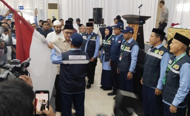 Kepala BP Haji KH Mochamad Irfan Yusuf (Gus Irfan) didampingi Gubernur Aceh Muzakir Manaf atau Mualem melepas keberangkatan jamaah haji Embarkasi Aceh Kloter 1, di Asrama Haji Banda Aceh, Sabtu sore, 17 Mei 2025.