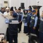 Kepala BP Haji KH Mochamad Irfan Yusuf (Gus Irfan) didampingi Gubernur Aceh Muzakir Manaf atau Mualem melepas keberangkatan jamaah haji Embarkasi Aceh Kloter 1, di Asrama Haji Banda Aceh, Sabtu sore, 17 Mei 2025.