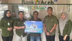 Pemimpin Bank Aceh Cabang Idi Rayeuk, Samsul Bahri didampingi Pimpinan Capem Julok Iskandar menyerahkan hadiah umrah kepada nasabah. (Foto: Ist)