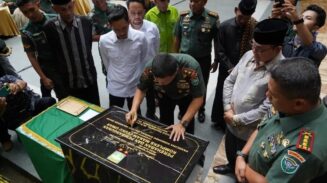 Pangdam IM Mayjen TNI Niko Fahrizal menandatangani prasasti saat meresmikan renovasi komplek Makam Pahlawan Nasional Teuku Umar Djohan Pahlawan di Gampong Mugo Rayeuk, Kecamatan Panton Reu, Aceh Barat, Sabtu (17/5)