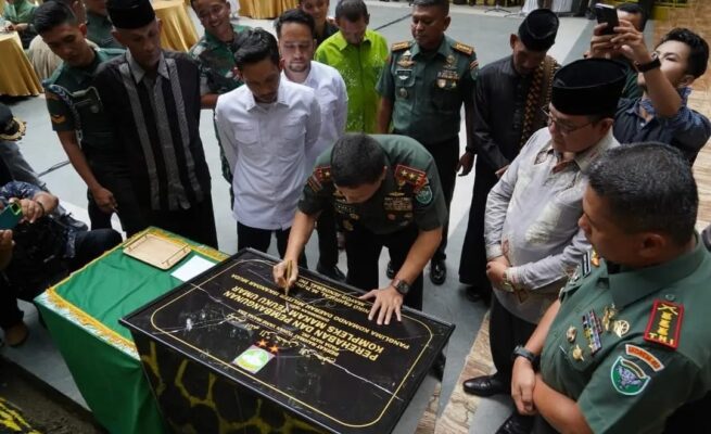 Pangdam IM Mayjen TNI Niko Fahrizal menandatangani prasasti saat meresmikan renovasi komplek Makam Pahlawan Nasional Teuku Umar Djohan Pahlawan di Gampong Mugo Rayeuk, Kecamatan Panton Reu, Aceh Barat, Sabtu (17/5)