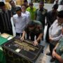 Pangdam IM Mayjen TNI Niko Fahrizal menandatangani prasasti saat meresmikan renovasi komplek Makam Pahlawan Nasional Teuku Umar Djohan Pahlawan di Gampong Mugo Rayeuk, Kecamatan Panton Reu, Aceh Barat, Sabtu (17/5)