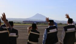 Jamaah Haji Aceh Kloter take off dari Bandara Internasional SIM Aceh Besar, menuju ke Tanah Suci, Ahad (18/5). (Foto: Dok. Infoaceh.net)