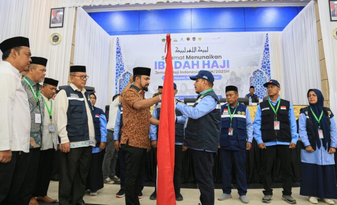 Bupati Aceh Timur Iskandar Usman Al-Farlaky melepas keberangkatan jamaah haji Aceh kloter 02 dari 5 kabupaten/kota di aula Jeddah, Asrama Haji Embarkasi Aceh, Ahad (18/5). (Foto: For Infoaceh.net)