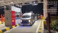 Kendaraan jamaah haji Aceh Kloter 02 asal Aceh Timur saat melintasi Gerbang Tol Padang Tiji, Ahad dini hari (18/5). (Foto: For Infoaceh.net)