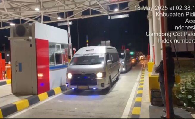 Kendaraan jamaah haji Aceh Kloter 02 asal Aceh Timur saat melintasi Gerbang Tol Padang Tiji, Ahad dini hari (18/5). (Foto: For Infoaceh.net)
