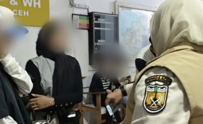 Sejumlah wanita diamankan Satpol PP-WH Banda Aceh usai terjaring razia syariat Islam pada Ahad dini hari, 18 Mei 2025. (Foto: Dok. Satpol PP-WH Banda Aceh)
