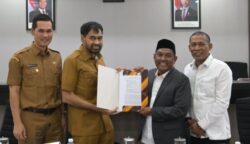 Gubernur Mualem menerima draft revisi UUPA dari Ketua Tim Revisi UUPA Tgk Anwar Ramli, di ruang serbaguna DPRA, Senin (19/5).