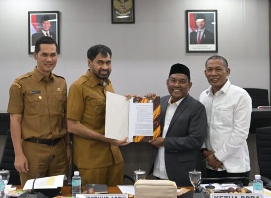 Gubernur Mualem menerima draft revisi UUPA dari Ketua Tim Revisi UUPA Tgk Anwar Ramli, di ruang serbaguna DPRA, Senin (19/5).