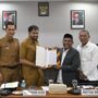 Gubernur Mualem menerima draft revisi UUPA dari Ketua Tim Revisi UUPA Tgk Anwar Ramli, di ruang serbaguna DPRA, Senin (19/5).