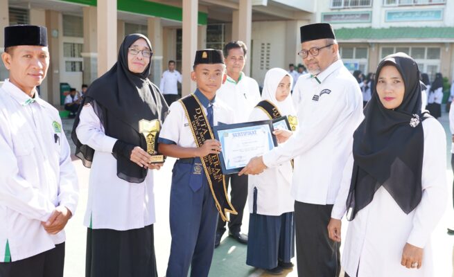 Kakankemenag Kota Banda Aceh Salman Arifin menyematkan selempang kepada dua siswa MTsN 1 Model Banda Aceh yang terpilih sebagai Duta Literasi dalam program Gerakan Literasi Madrasah (GELIMA)