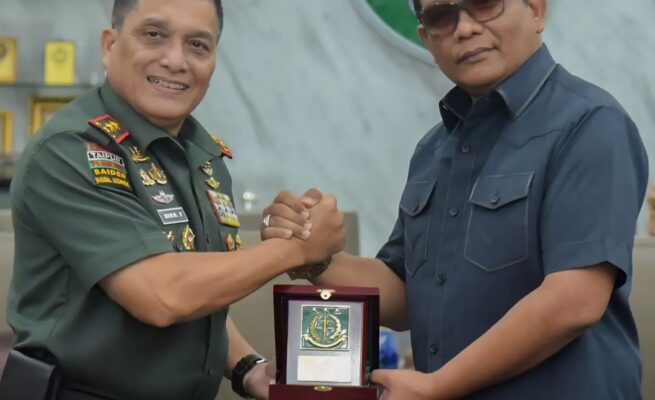 Kajati Aceh Yudi Triadi SH MH berkunjung ke Kodam Iskandar Muda (IM), Senin (19/5). Disambut langsung oleh Pangdam IM Mayjen TNI Niko Fahrizal