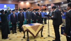 Gubernur Muzakir Manaf melantik 5 pejabat pimpinan tinggi pratama (eselon II), 49 pejabat administrator (eselon III) dan 20 pejabat pengawas (eselon IV) Pemerintah Aceh, di aula Serbaguna Kantor Gubernur Aceh, Senin sore (19/5/2025). (Foto: For Infoaceh.net)