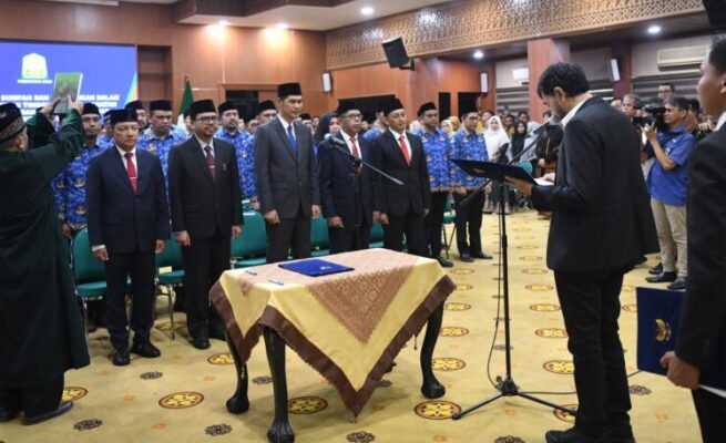 Gubernur Muzakir Manaf melantik 5 pejabat pimpinan tinggi pratama (eselon II), 49 pejabat administrator (eselon III) dan 20 pejabat pengawas (eselon IV) Pemerintah Aceh, di aula Serbaguna Kantor Gubernur Aceh, Senin sore (19/5/2025). (Foto: For Infoaceh.net)