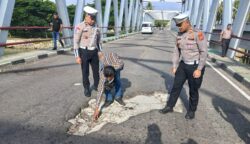 Kasat Lantas Polres Bireuen Iptu Aditya Hadmanto meninjau ke lokasi jembatan Peudada yang mengalami kerusakan, Senin (19/5). (Foto: Dok. Polres Bireuen)