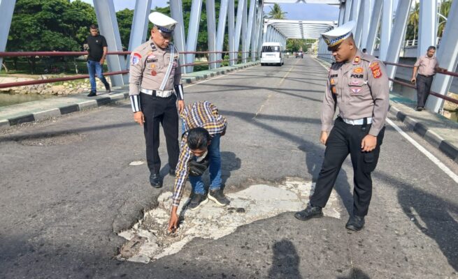 Kasat Lantas Polres Bireuen Iptu Aditya Hadmanto meninjau ke lokasi jembatan Peudada yang mengalami kerusakan, Senin (19/5). (Foto: Dok. Polres Bireuen)