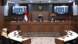 DKPP menjatuhkan sanksi pemberhentian Ketua Panwaslih Kabupaten Aceh Barat, Aidil Azhar. Putusan itu dibacakan oleh Ketua Majelis DKPP, Heddy Lugito, dalam sidang di Jakarta, Senin (19/5). (Foto: Dok. DKPP)