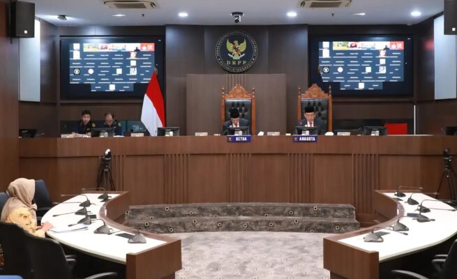 DKPP menjatuhkan sanksi pemberhentian Ketua Panwaslih Kabupaten Aceh Barat, Aidil Azhar. Putusan itu dibacakan oleh Ketua Majelis DKPP, Heddy Lugito, dalam sidang di Jakarta, Senin (19/5). (Foto: Dok. DKPP)