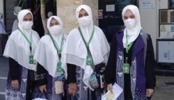 Nazhifah dan Nashira bersama ibu dan bibinya di Asrama Haji Embarkasi Aceh