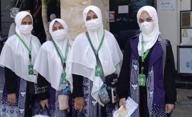 Nazhifah dan Nashira bersama ibu dan bibinya di Asrama Haji Embarkasi Aceh