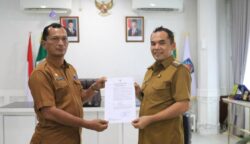 Wali Kota Lhokseumawe Sayuti Abubakar menunjuk A. Haris sebagai Plt Sekda Kota Lhokseumawe. Penyerahan SK Plt. Sekda dilakukan di Ruang Kerja Wali Kota, Senin (19/5). (Foto: For Infoaceh.net)