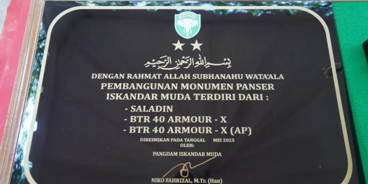 Pangdam Iskandar Muda Mayjen TNI Niko Fahrizal meresmikan Monumen Panser yang dibangun di Lapangan Blang Padang Banda Aceh, Senin (19/5). (Foto: For Infoaceh.net)