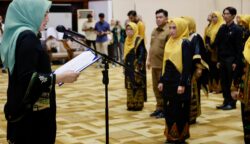 Ketua Dekranasda Aceh Marlina Usman mengukuhkan pengurus Dekranasda Aceh periode 2025-2030 di Anjong Mon Mata, Banda Aceh, Senin (19/5)