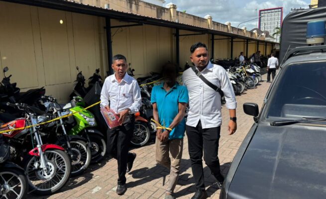 Seorang pria berinisial AB (55), warga Kecamatan Ulee Kareng, Banda Aceh ditangkap atas pemerkosaan terhadap anak kandungnya sendiri yang masih berusia 17 tahun. (Foto: Dok. Polresta Banda Aceh)