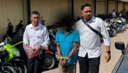 Seorang pria berinisial AB (55), warga Kecamatan Ulee Kareng, Banda Aceh ditangkap atas pemerkosaan terhadap anak kandungnya sendiri yang masih berusia 17 tahun. (Foto: Dok. Polresta Banda Aceh)