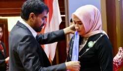 Gubernur Aceh Muzakir Manaf mengukuhkan istrinya Marlina Usman sebagai Bunda PAUD, Bunda Literasi dan Ketua Forum Ikan Aceh, di Anjong Mon Mata Banda Aceh, Selasa (20/5/2025)