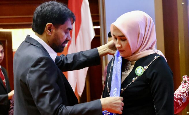Gubernur Aceh Muzakir Manaf mengukuhkan istrinya Marlina Usman sebagai Bunda PAUD, Bunda Literasi dan Ketua Forum Ikan Aceh, di Anjong Mon Mata Banda Aceh, Selasa (20/5/2025)