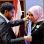 Gubernur Aceh Muzakir Manaf mengukuhkan istrinya Marlina Usman sebagai Bunda PAUD, Bunda Literasi dan Ketua Forum Ikan Aceh, di Anjong Mon Mata Banda Aceh, Selasa (20/5/2025)