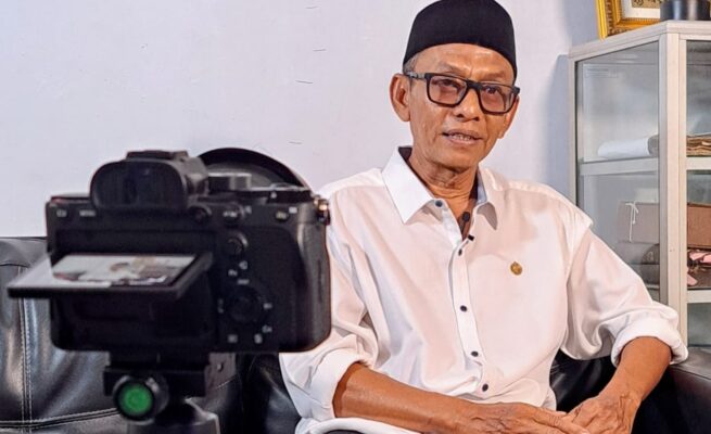 Budayawan Aceh asal Pidie, Tarmizi A. Hamid atau akrab disapa Cek Midi