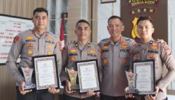 Kapolresta Banda Aceh Kombes Pol Joko Heri Purwono menyerahkan penghargaan kepada tiga polisi Teladan di momen Harkitnas ke-117, Selasa (20/5)