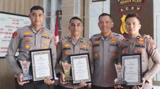Kapolresta Banda Aceh Kombes Pol Joko Heri Purwono menyerahkan penghargaan kepada tiga polisi Teladan di momen Harkitnas ke-117, Selasa (20/5)