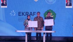 Rektor UIN Ar-Raniry Prof Dr Mujiburrahman menandatangani MoU dengan Sekretaris Kemenekraf Dessy Ruhati, disaksikan Menteri Ekonomi Kreatif Teuku Riefky Harsya, di Hall Connext Nine Space, Autograph Tower, Jakarta Pusat, Selasa (20/5)