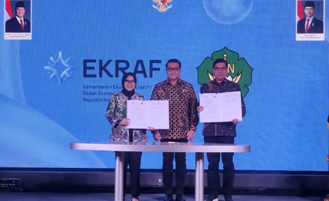 Rektor UIN Ar-Raniry Prof Dr Mujiburrahman menandatangani MoU dengan Sekretaris Kemenekraf Dessy Ruhati, disaksikan Menteri Ekonomi Kreatif Teuku Riefky Harsya, di Hall Connext Nine Space, Autograph Tower, Jakarta Pusat, Selasa (20/5)