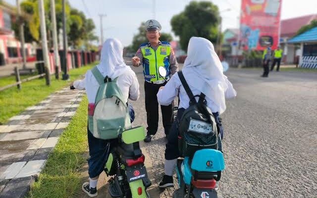 Ditlantas Polda Aceh melarang sepeda listrik melintas di jalan raya umum. Larangan itu dibuat setelah banyak kecelakaan yang terjadi dan menyebabkan 3 orang meninggal dunia